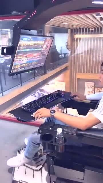 这么高科技的网吧,我还真是第一次来 这样打游戏应该很爽