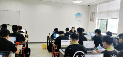 高.考分数低上不了好大学?来中博学习热门IT技术吧,给自己一个好未来!